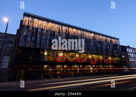 Il Everyman Theatre di Liverpool di notte Foto Stock