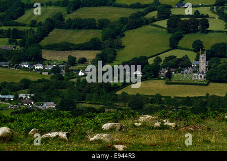 Paesaggio vista valle di Widecombe-nel-Moor, detiene una famosa fiera ogni anno il secondo martedì di settembre Foto Stock