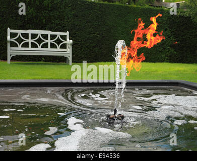 Jeppe Hein la scultura Waterflame nella motivazione di Houghton Hall, Norfolk, Inghilterra. Regno Unito. Foto Stock