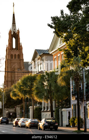 Tramonto lungo Broad Street con la Cattedrale di San Giovanni Battista nel centro storico di Charleston, Sc. Foto Stock