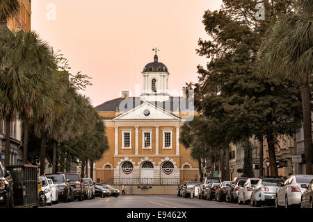 Il vecchio scambio & Provost Dungeon edificio al tramonto lungo Broad Street nel quartiere storico di Charleston, Sc. Foto Stock