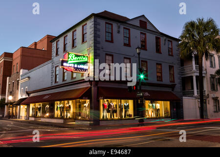 Striature chiare da macchine passando lungo Broad Street al crepuscolo nella Storica Charleston, Sc. Foto Stock