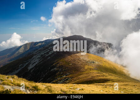 Luci e ombre su un ampio crinale italiani nelle Alpi occidentali. Foto Stock