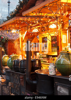 Vin brulé in stallo il tradizionale mercato di Natale, Piazza Vörösmarty, Budapest, Ungheria Foto Stock