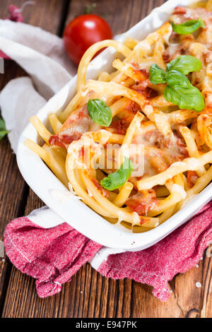 Porzione di pasta fatta in casa cuocere (con maccheroni) su sfondo di legno Foto Stock