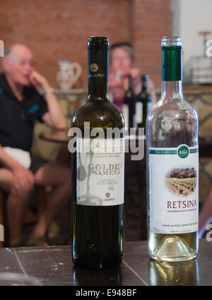 Degustazione di vino presso la fabbrica del vino cooperativa di Samos Grecia nella città di Karlovassi Foto Stock