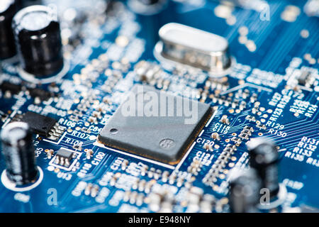 PCB di colore blu con un sacco di componenti elettrica come dettagliato di ripresa macro Foto Stock