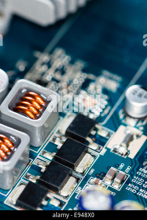 PCB di colore blu con un sacco di componenti elettrica come dettagliato di ripresa macro Foto Stock