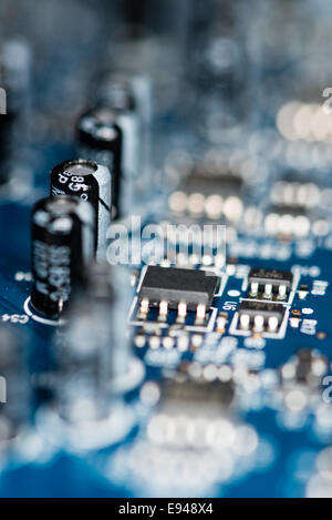 PCB di colore blu con un sacco di componenti elettrica come dettagliato di ripresa macro Foto Stock