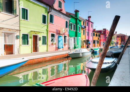 Case colorate con barche sul canal sull isola di Burano a Venezia, Italia Foto Stock