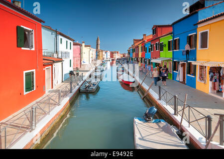 Case colorate con barche sul canal sull isola di Burano a Venezia, Italia Foto Stock