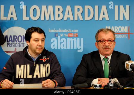 Roberto Maroni e Matteo Salvini durante il giorno delle elezioni per la Lombardia Presidente Foto Stock