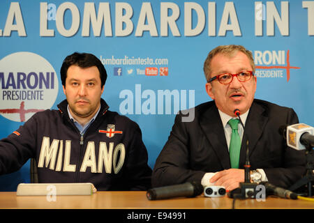 Roberto Maroni e Matteo Salvini durante il giorno delle elezioni per la Lombardia Presidente Foto Stock