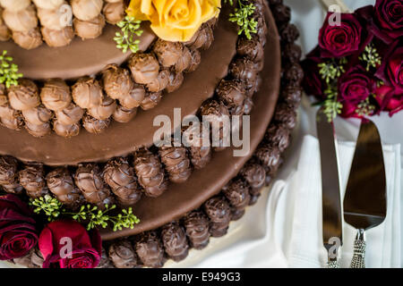 Livelli Gourmet torta di nozze come centrotavola presso il ricevimento di nozze. Foto Stock