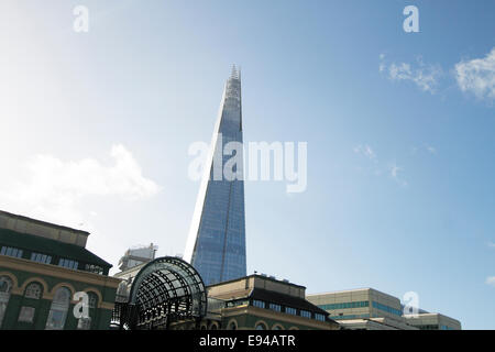 'Hard' edificio vicino al Tower Bridge sulla riva sud del Tamigi Foto Stock