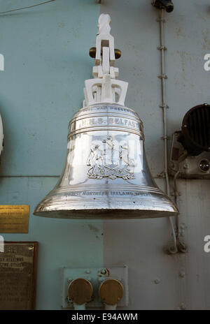 Spedire la campana, presentati dai cittadini dell'Irlanda del Nord il 22 ottobre 1948. HMS Belfast ora un museo galleggiante sul Tamigi Foto Stock