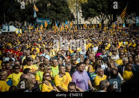 Barcellona, Spagna. Xix oct, 2014. ORIOL JUNQUERAS, presidente della Sinistra Repubblicana di Catalogna (CER), prende parte tra le migliaia di dimostranti in un pro-indipendenza atto organizzato da "Omnium culturale " e "ANC' a Barcellona il Catalonia square Credit: Matthias Oesterle/ZUMA filo/ZUMAPRESS.com/Alamy Live News Foto Stock