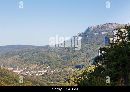 Vista distante da affioramenti di calcare dei monti del Giura per Mouthier-Haute-Pierre village. Loue Valle del Doubs Franche-Comte Francia Foto Stock