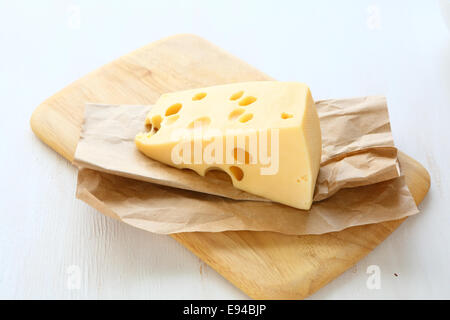 Pezzo di formaggio su una scheda, Foto Stock