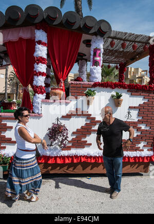 Salobrena, Romerio 2014, ballo di coppia sulla strada Foto Stock