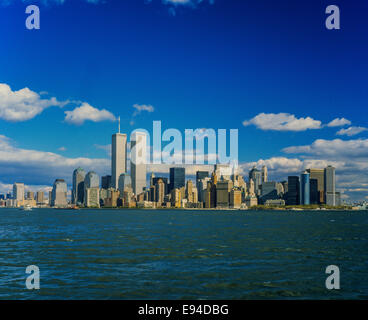 La parte inferiore di Manhattan con il quartiere finanziario skyline prima dell' 11 settembre 2001 New York City NY USA Foto Stock