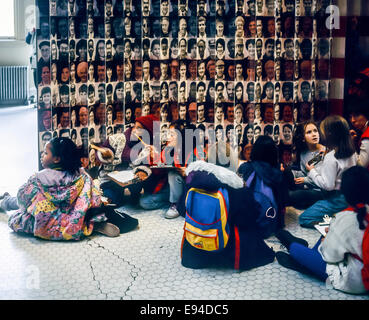 Scolaresche in visita a Ellis Island immigrazione Museum New York NY USA Foto Stock