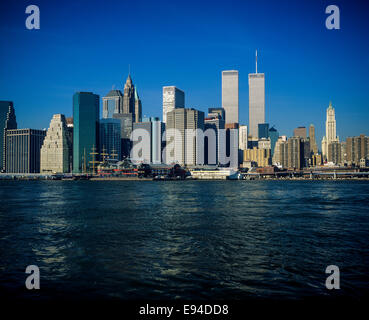 Inferiore dello skyline di Manhattan e l'East River da Brooklyn prima di Settembre 11 2001 New York City NY USA Foto Stock