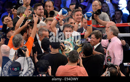 Noi. Xviii oct, 2014. CARSON CA. La Russia Gennady Golovkin pone con cinghie è di andare dopo 2 tornate con il Messico di Marco Antonio Rubio sabato notte al centro StubHub. Gennady Golovkin ha preso la vittoria KO nel mezzo del 2d tondo come la lotta è stata fermata dopo il 10 conteggio da ref Jack Reiss. Credit: Gene Blevins/ZUMA filo/Alamy Live News Foto Stock