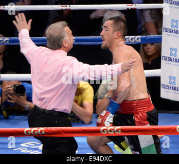 Noi. Xviii oct, 2014. CARSON CA. Reff Jack(L) chiama la lotta nella metà del secondo round per Marco Antonio Rubio sabato presso il Centro StubHub. Gennady Golovkin ha preso la vittoria per KO nel mezzo del 2d tondo come la lotta è stata fermata dopo il 10 conteggio da ref Jack Reiss. Credit: Gene Blevins/ZUMA filo/Alamy Live News Foto Stock