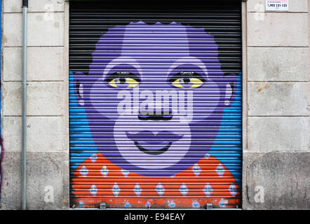 Street Art Graffiti sul portale in Barcellona, Spagna Foto Stock