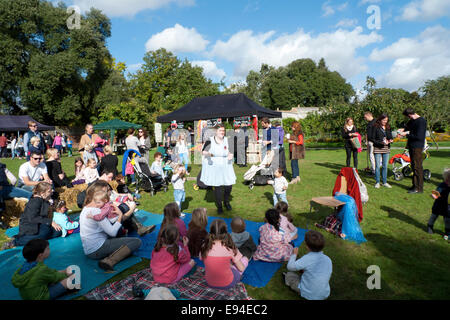 Fulham Palace; Londra UK. Il 19 ottobre 2014. Apple giorno celebrazioni hanno luogo a Fulham Palace. I bambini e le loro famiglie delizia in ascolto di animato cantastorie Olivia Armstrong nei giardini al festival. Credito: Kathy deWitt/Alamy Live News Foto Stock