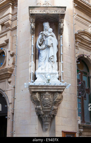 Una statua della Vergine Maria che tiene il Bambino Gesù a La Valletta la capitale di Malta e la capitale europea della cultura per il 2018 Foto Stock