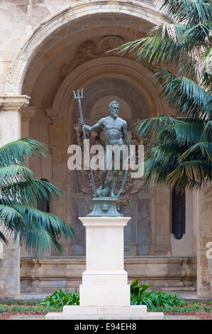 Una statua di Nettuno in Nettuno nel cortile del Grand Master's Palace, Valletta, Malta Foto Stock