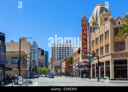 Il Fox Theatre sul Telegraph Avenue guardando verso il centro di Oakland, contea di Alameda, California, Stati Uniti d'America Foto Stock