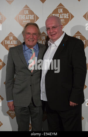 UK Theatre Awards 2014, Clive Francesco con Mark Sinden, figlio del compianto Sir Donald Sinden, Gielgud Award Foto Stock