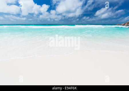 Una perfetta spiaggia bianca Petite Anse di La Digue, Seicelle Foto Stock