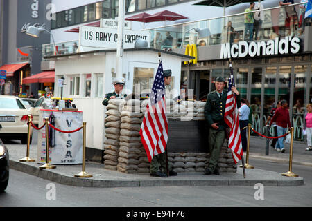 Il Checkpoint Charlie la ricostruzione di Berlino. Foto Stock