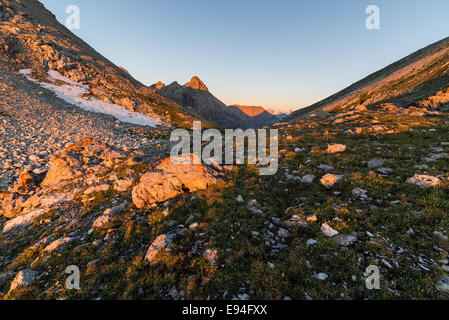 Calda luce rossa a sunrise incandescente il italiano - Le Alpi francesi. Foto Stock