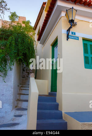 Case tradizionali bianche al famoso quartiere Anafiotika vicino a Plaka a Atene, Grecia Foto Stock