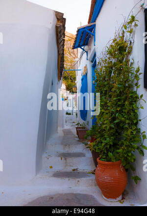 Case tradizionali bianche al famoso quartiere Anafiotika vicino a Plaka a Atene, Grecia Foto Stock