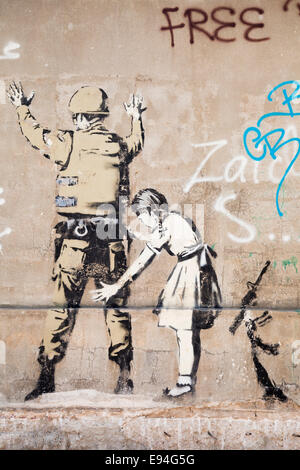 Banksy illustrazione sul muro di sicurezza israeliano, Betlemme, Palestina Foto Stock
