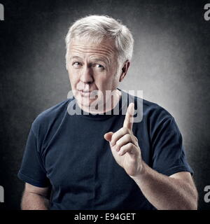 Il vecchio uomo sottolineando l'idea di qualcuno Foto Stock