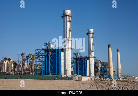 Persone a cavallo delle biciclette nei pressi di El Segundo Energy Center: una potenza industriale impianto sulla spiaggia in Manhattan Beach, California, Stati Uniti d'America Foto Stock