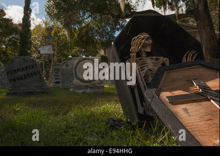 Cantiere di Halloween decorazione display in una residenza privata nella Florida Centrale USA Foto Stock