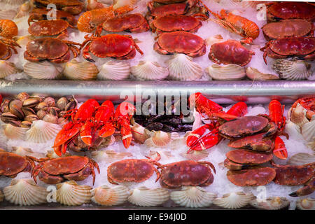 Granchi, aragoste, vongole e muscoli per la vendita in un mercato del pesce nei pressi di Bastille, Parigi, Francia Foto Stock