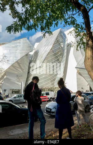 Parigi, Francia. New Contemporary Arts Museum Building la 'Fondation Louis Vuitton', a Bois de Boulogne Parchi, architetto di credito: Fred Gehry, turisti in visita all'esterno, elegante edificio francia Foto Stock