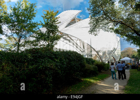 Parigi, Francia. Nuovo Contemporary Arts Museum di costruire il "Fondation Louis Vuitton', in Bois de Boulogne parchi, architetto di credito: Fred Gehry, i turisti in visita all'esterno Foto Stock