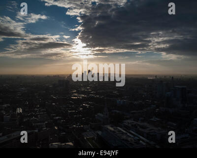 Vista panoramica della skyline di Londra e alle Docklands compresi iconico elevato aumento di grattacieli ed edifici in Canary Wharf al mattino presto Foto Stock