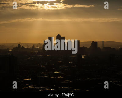 Vista panoramica della skyline di Londra e alle Docklands compresi iconico elevato aumento di grattacieli ed edifici in Canary Wharf al mattino presto Foto Stock