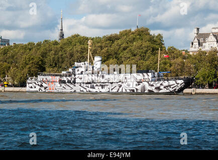 HMS Presidente (HQMS presidente (1918)), ormeggiato sul fiume Tamigi, Victoria Embankment, Londra, uno dei tre sopravvissuti di WW1 navi da guerra, dipinta in un design di abbagliamento Foto Stock